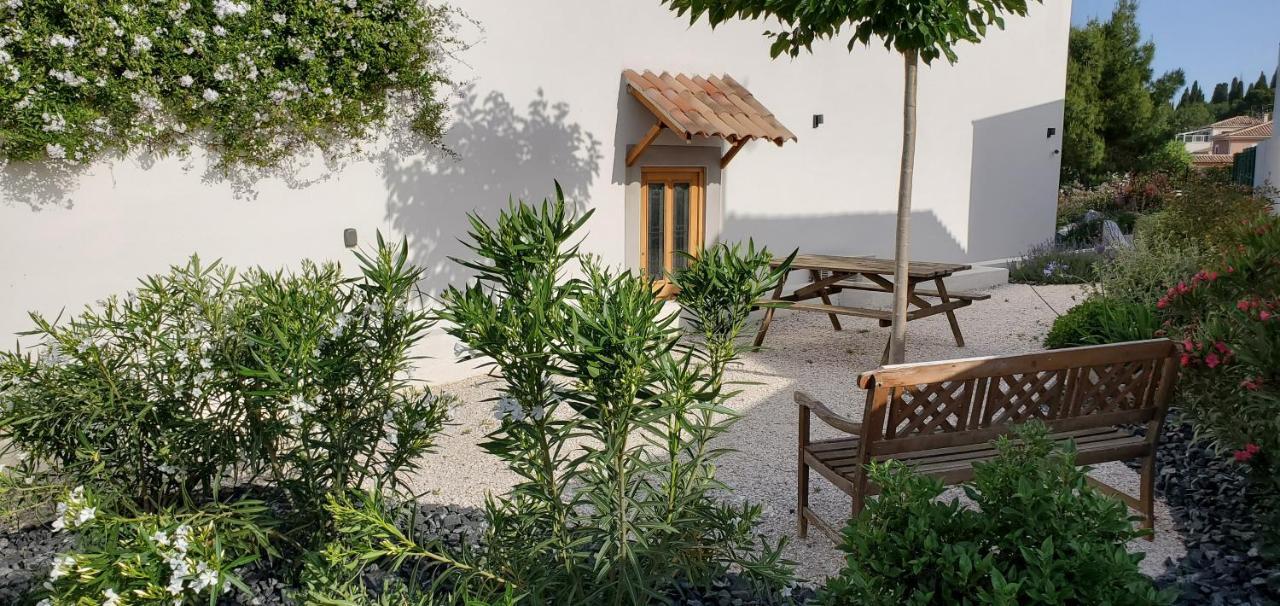 'Au Coeur Des Vignes' - Private Apartment & Garden Magalas Bagian luar foto